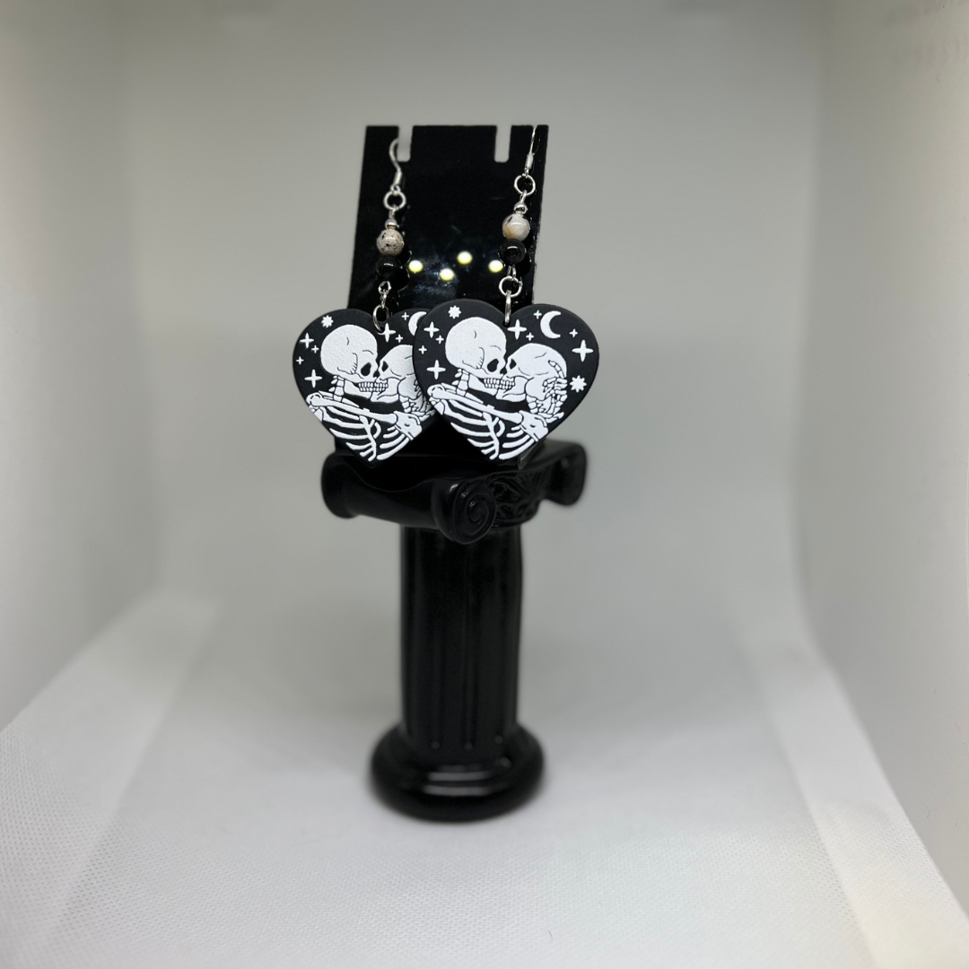 Kissing Skull Couple